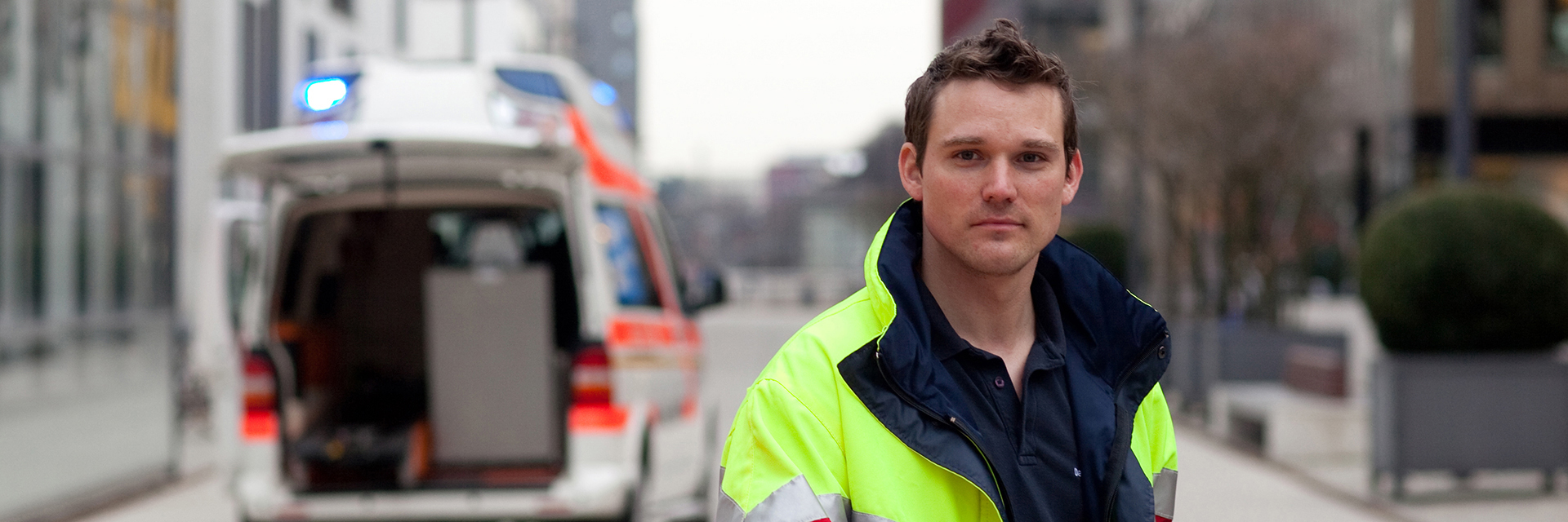 First Responder Foto: Einsatzkraft vor Krankenwagen